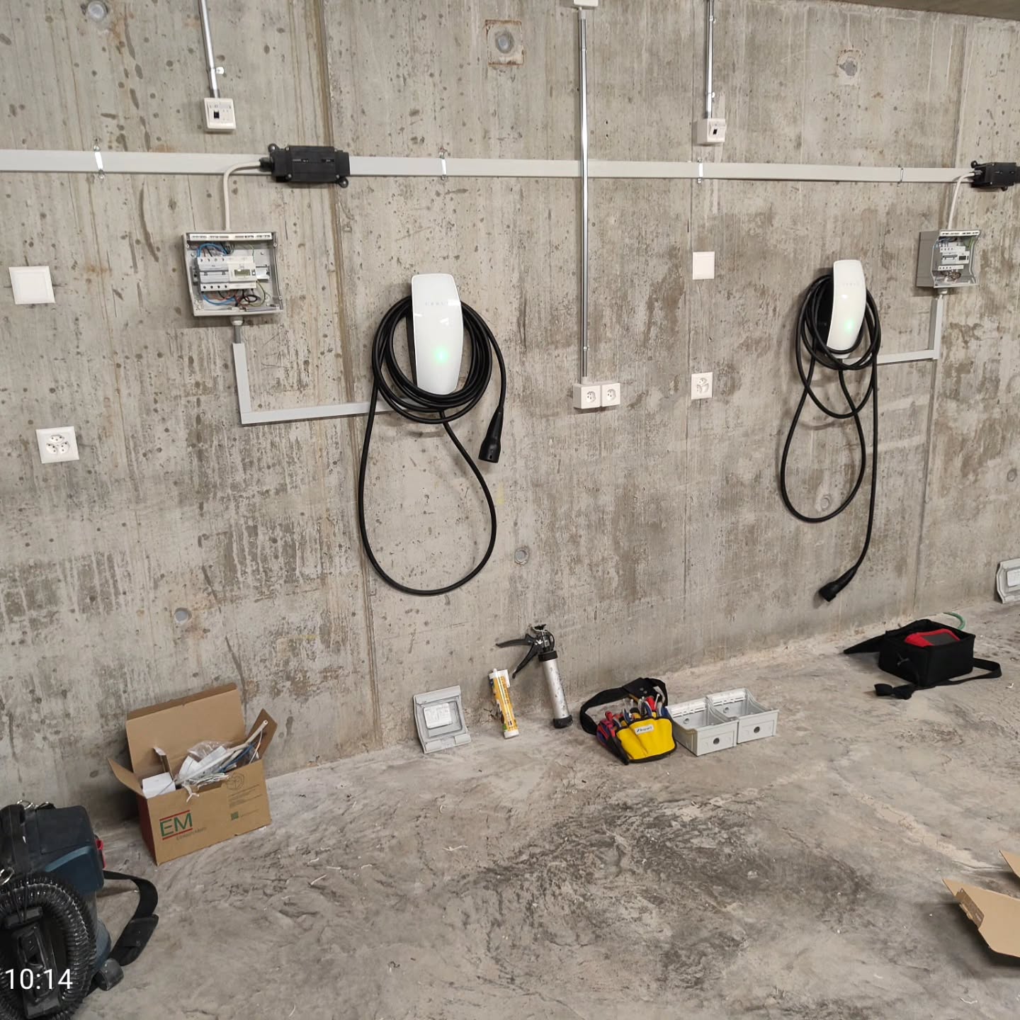 Bornes de recharge installées dans un parking